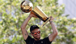 Immer ganz vorne dabei: Steph Curry, der die Trophäe gar nicht mehr loslassen wollte