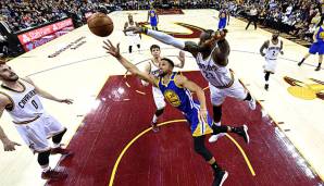 Warten auf's Christkind: LeBron James von den Cleveland Cavaliers und Stephen Curry von den Golden State Warriors