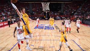 Moritz Wagner steigt gegen die Chicago Bulls zum Dunk hoch.