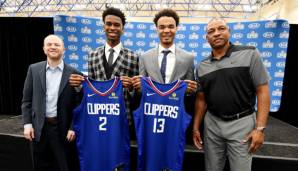 Lawrence Frank (l.) und Doc Rivers (r.) präsentieren die Rookies Shai Gilgeous-Alexander und Jerome Robinson.