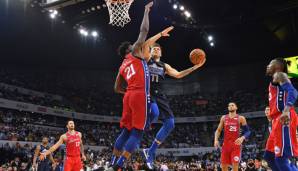 Luka Doncic im Duell mit Joel Embiid von den Philadelphia 76ers.