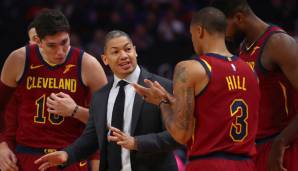 Head Coach Tyronn Lue (M.) inmitten seiner Spieler.