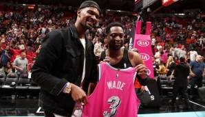 Dwyane Wade (r.) überreichte Chris Bosh am Rande des Spiels gegen Minnesota sein Trikot