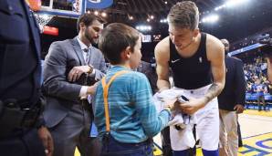 Luka Doncic verschenkte nach dem Spiel sein Trikot an den Jungen, auf den er gefallen war