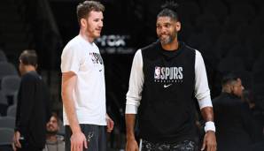 Jakob Pöltl arbeitet bei den San Antonio Spurs mit Legende Tim Duncan an seinem Wurf.