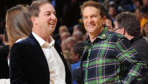 GOLDEN STATE WARRIORS: 450 Millionen für die katastrophalen Dubs? Auch für Joe Lacob und Peter Guber gab es 2010 viel Spott, nun schätzt man die Warriors auf 5,6 Milliarden Dollar.