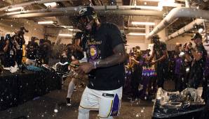 LeBron James feiert seinen vierten NBA-Titel mit jeder Menge Champagner.