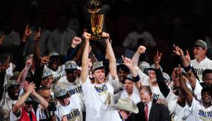 Dirk Nowitzki stemmt nach dem Titelgewinn 2011 die Larry O'Brien-Trophy in die Höhe.