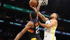 Stephen Curry sieht gegen die starke Defense der Suns und Mikal Bridges kaum Land.