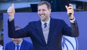 Dirk Nowitzki durfte am ersten Weihnachtsfeiertag seine eigene Statue vor der Mavs-Arena enthüllen.