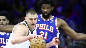 Joel Embiid und Nikola Jokic lieferten sich mal wieder ein packendes Duell.