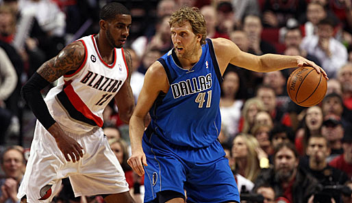 Dirk Nowitzki gelang zwar das bessere Spiel, Gegenspieler LaMarcus Aldridge (l.) aber der Sieg