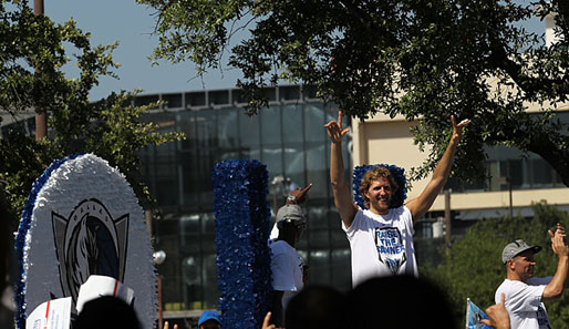 Nowitzki auf seinem Parade-Wagen - später heizt er der Masse mit seiner Gesangseinlage ein