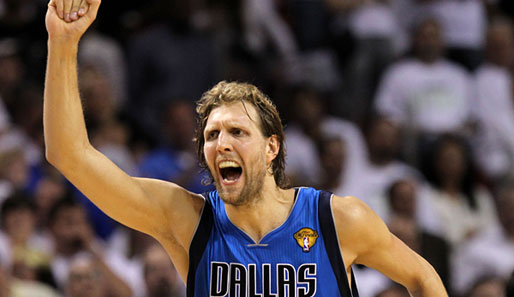 Dirk Nowitzki bejubelt den Titelgewinn - Dallas ist Meister!