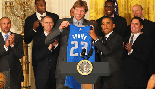 Dirk Nowitzki beim Erinnerungsfoto mit Barack Obama