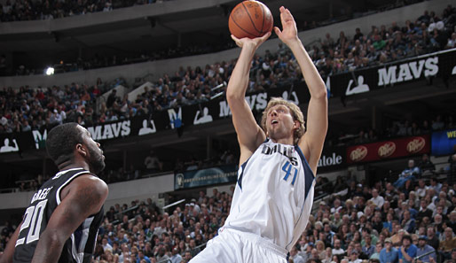 Dirk Nowitzki setzt zum Fadeaway-Jumper gegen Donte Greene an