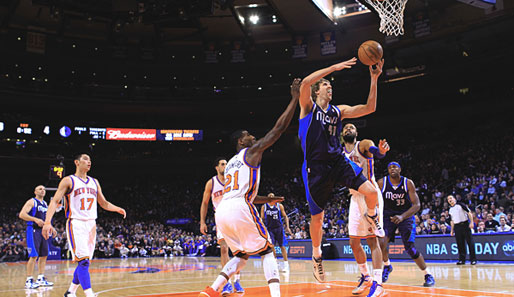 Die zwei Hauptrollen der Nacht: Dirk Nowitzki setzt sich durch, Jeremy Lin (l.) schaut zu