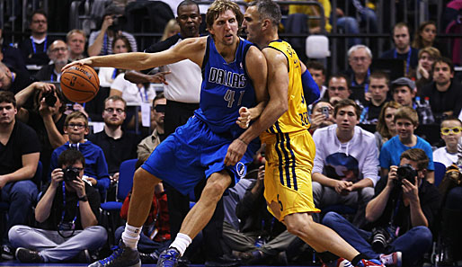 Dirk Nowitzki (l.) hielt sich gegen Alba Berlin merklich zurück