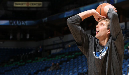 Dirk Nowitzki kehrt nach langer Verletzungspause wieder ins Training der Mavs zurück