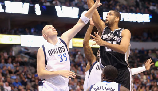 Eines der besten Duelle des Spiels: Chris Kaman gegen Tim Duncan (r.)