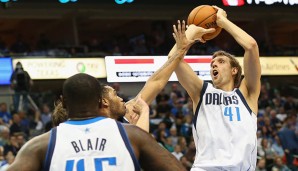 Dirk Nowitzki (r.) musste unnötigerweise 32 Minuten lang auf dem Feld stehen