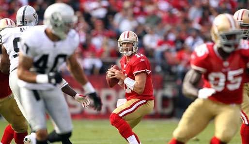 Alex Smith (M.) von den San Francisco 49ers im Pre-Season Game gegen die Oakland Raiders