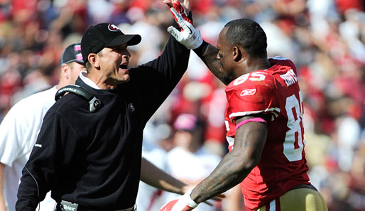 Kapitän Vernon Davis (r.) und die 49ers vertrauen Rookie-Coach Jim Harbaugh nahezu blind