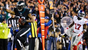 Nolan Carroll (l.) feiert seine Interception, die den Eagles die 14:7-Führung einbrachte