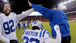 High Five verpatzt, aber Spiel gewonnen! Björn Werner (l.) und Colts-Coach Chuck Pagano