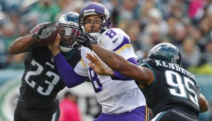 Sam Bradford (M.) sieht sich dem Pass Rush der Eagles ausgesetzt