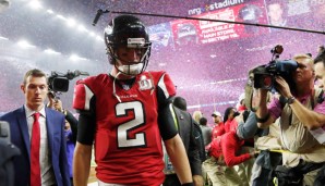 Aus und vorbei: Ein niedergeschlagener Matt Ryan verlässt das Feld, während die Patriots feiern