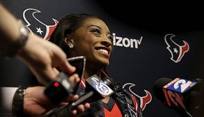 Simone Biles gab ihr Debüt als Cheerleader