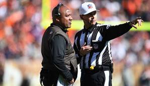 Referee Hugo Cruz wurde beim Spiel der Browns gegen die Chargers wegen eines verpassten False-Start-Calls auffällig.