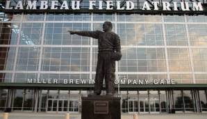 Curly Lambeau ist eine Statue vor dem Lambeau Field gewidmet.