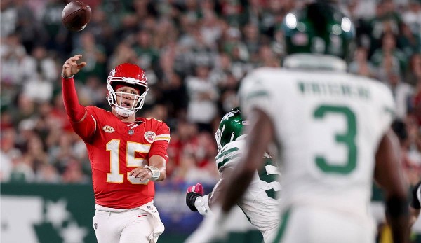 Patrick Mahomes (links) von den Kansas City Chiefs ist der beste Quarterback der NFL.