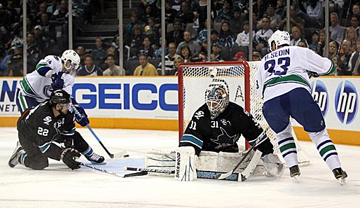 Legte auch den vierten Canucks-Treffer durch Alex Burrows auf: Matchwinner Henrik Sedin (r.)