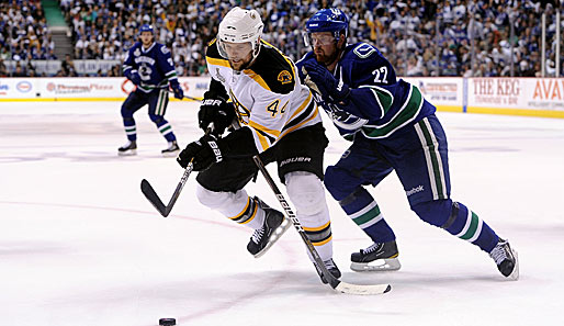 Wird von seinen Mitspielern in den höchsten Tönen gelobt: Bruins-Verteidiger Dennis Seidenberg (l.)