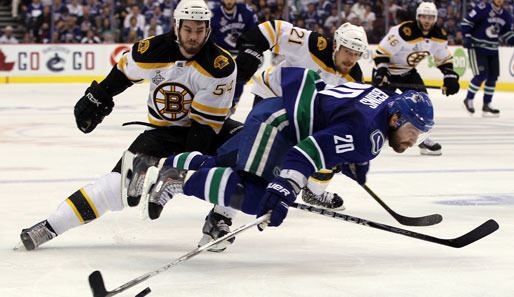 Adam McQuaid (l.) gewann in diesem Jahr mit den Boston Bruins den Stanley Cup