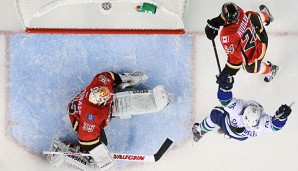 Mike Santorelli bejubelt sein Tor für Vancouver in der Overtime