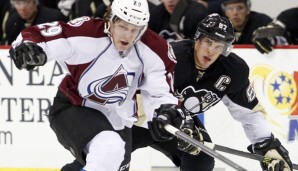 Einmal traf Nathan MacKinnon (l.) in der NHL bereits auf sein großes Idol Sidney Crosby