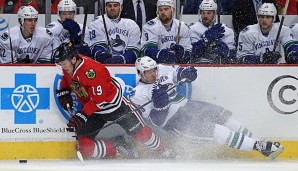 Jonathan Toews (l.) und die Blackhawks unterlagen Vancouver