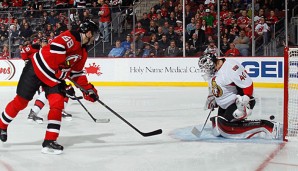 Jaromir Jagr (l.) erzielte das 3:0 gegen Senators-Goalie Robin Lehner