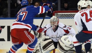 Philipp Grubauer (M.) hatte mit 30 Saves großen Anteil an Washingtons Sieg bei den Rangers