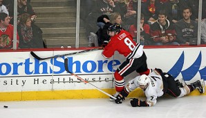 Ein Bild mit Symbolcharakter: Andrew Cogliano (r.) ist am Boden, Nick Leddy holt sich den Puck