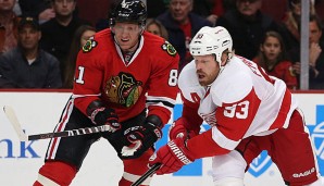 Marian Hossa (l.) führte Chicago zum Sieg gegen Detroit