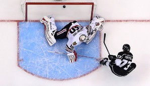 Tyler Toffoli (r.) schiebt zur 3:2-Führung für die Kings ein, Goalie Crawford ist geschlagen