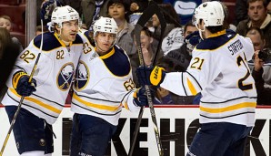 Tyler Ennis (M.) bleibt den Sabres weiterhin erhalten