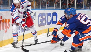 Derek Stepan (l.) und die Rangers setzten sich im Duell mit den Islanders durch