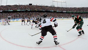 Die Chicago Blackhawks und die Minnesota Wild traten vor über 50.000 Zuschauern gegeneinander an