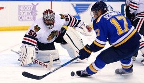 Corey Crawford (l.) und die Chicago Blackhawks marschieren weiter